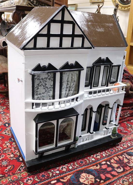 A dolls house w.81cm